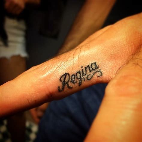 tatuajes de nombres en la mano pequeños